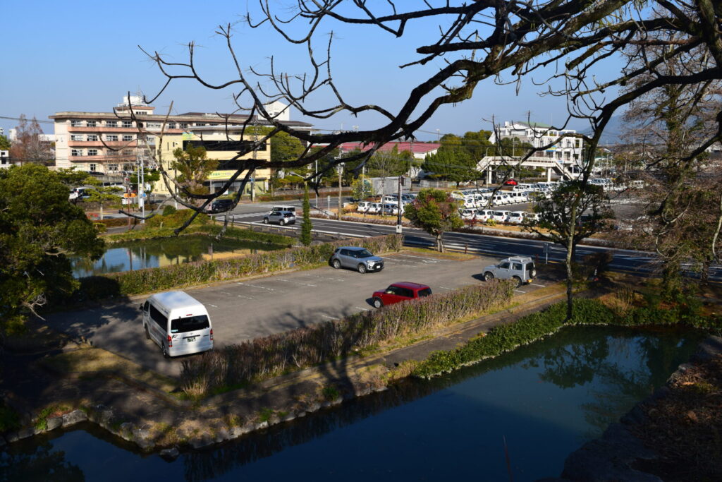 八代城後の駐車場