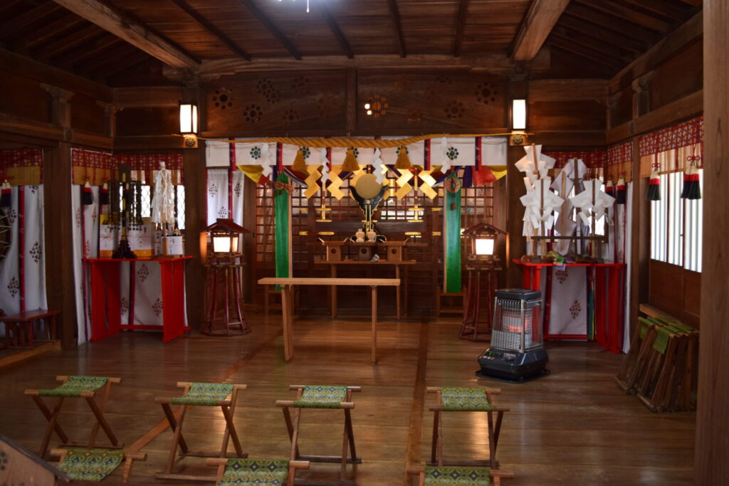 西岡神社-本堂内
