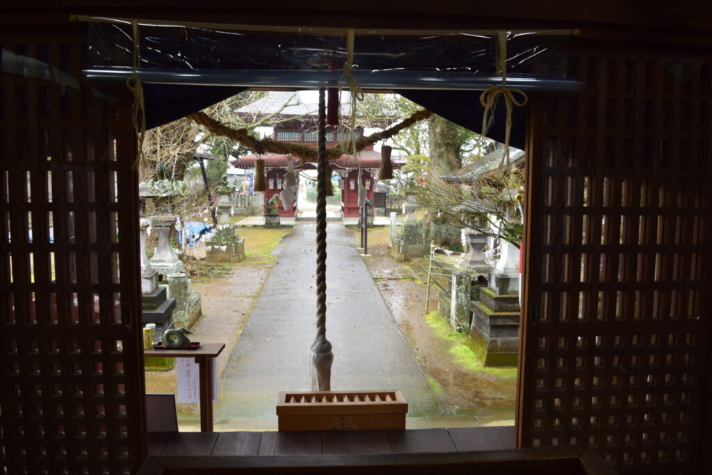 七所宮（宮地神社）-本堂から境内.JPG