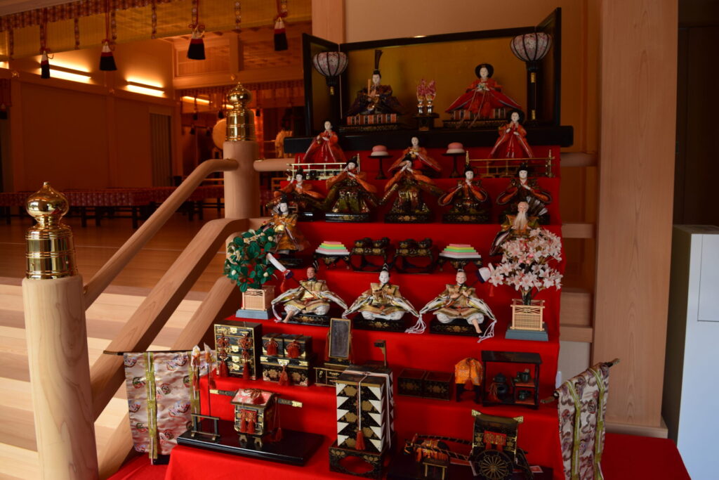 粟嶋神社-本堂内のひな壇