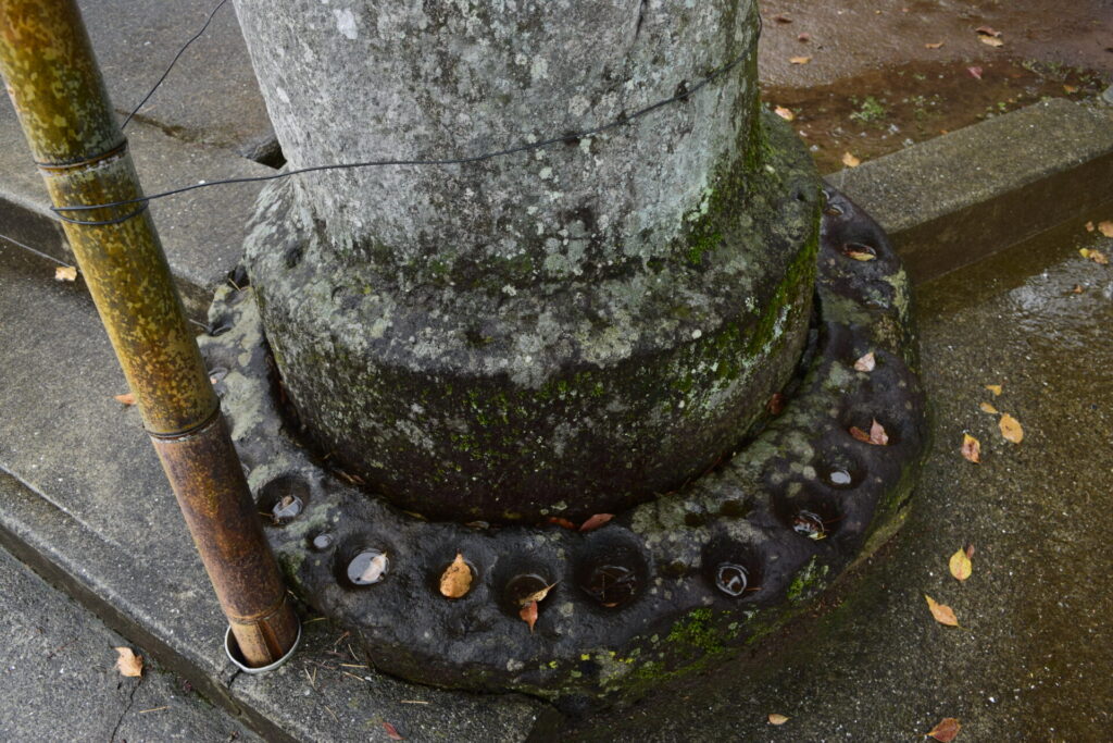 七所宮（宮地神社）-鳥居の根元