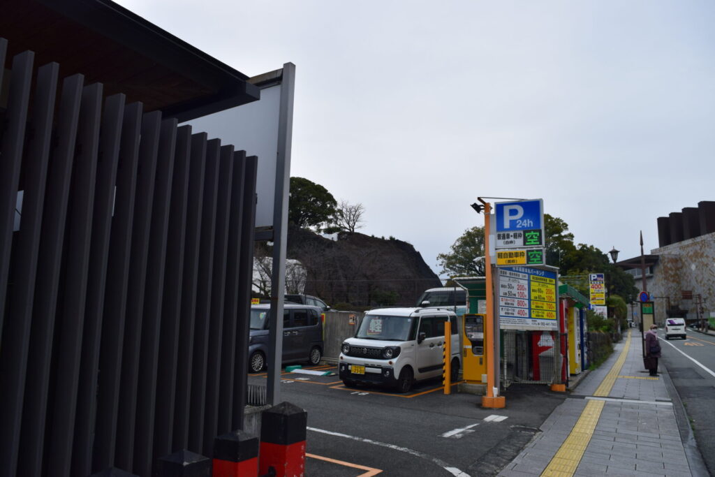 熊本城稲荷神社-有料駐車場入口