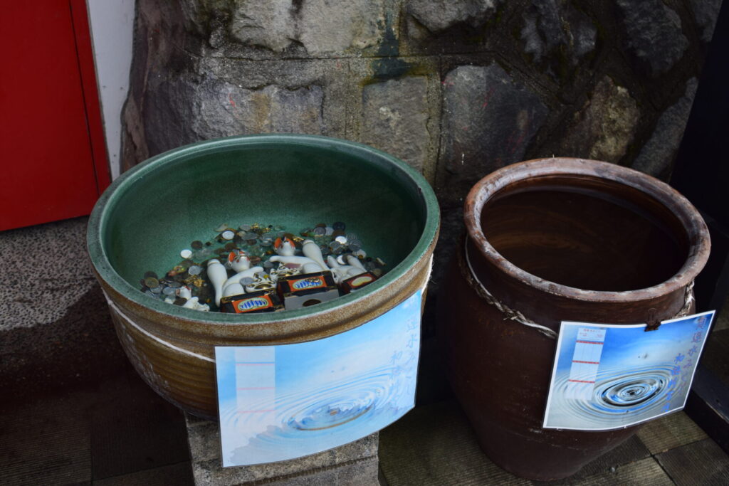 熊本稲荷神社-水おみくじ