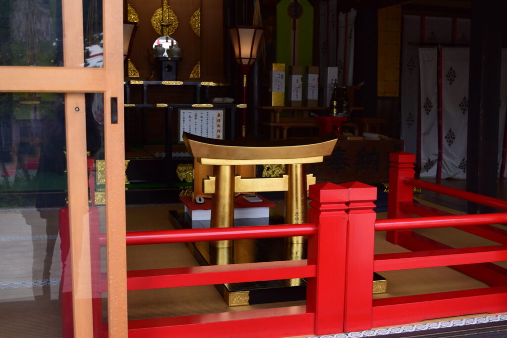 粟嶋神社-金色の鳥居