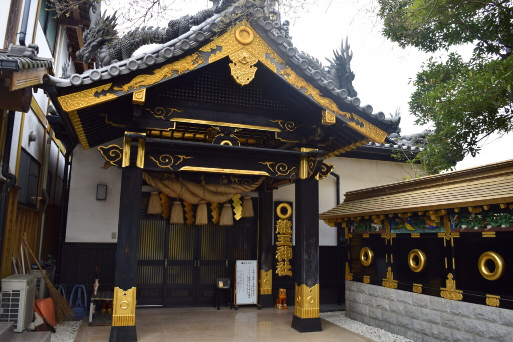 大人気アイテム 八代龍王神社】金色と黒色に光る鳥居と龍神様が超派手だった！ 絵画