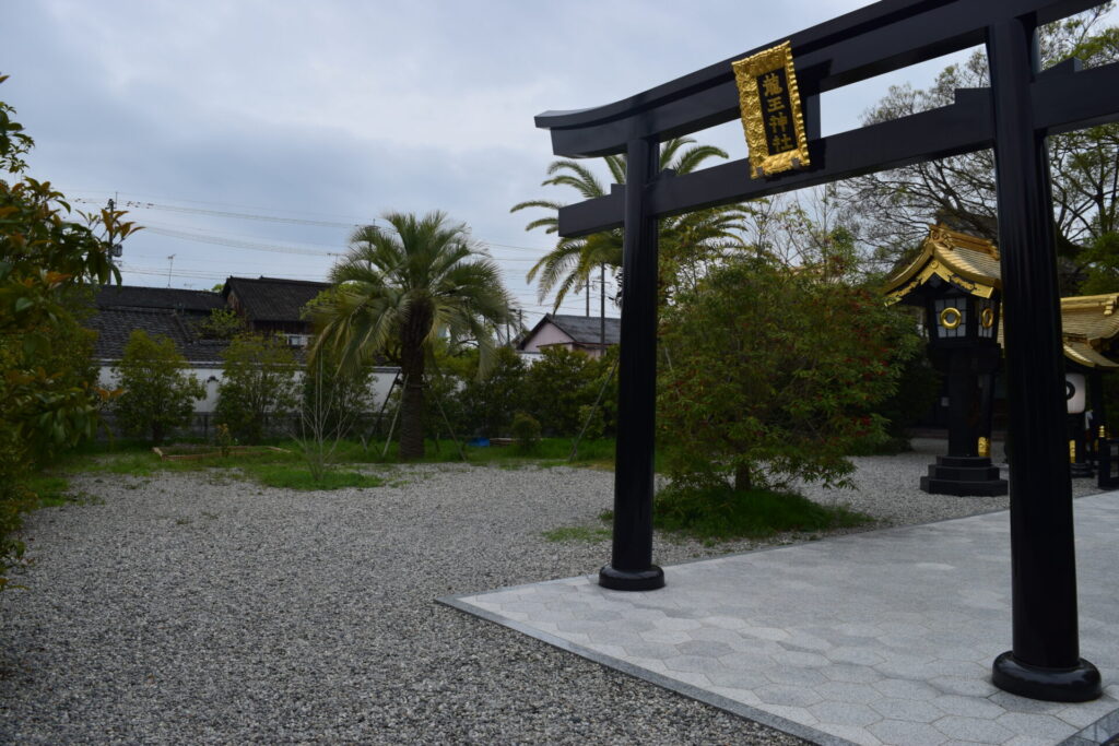 八代龍王神社の境内