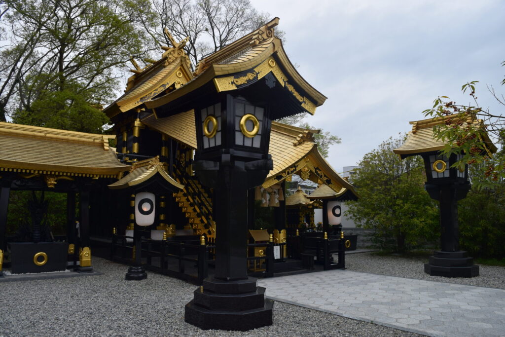 八代龍王神社】金色と黒色に光る鳥居と龍神様が超派手だった！