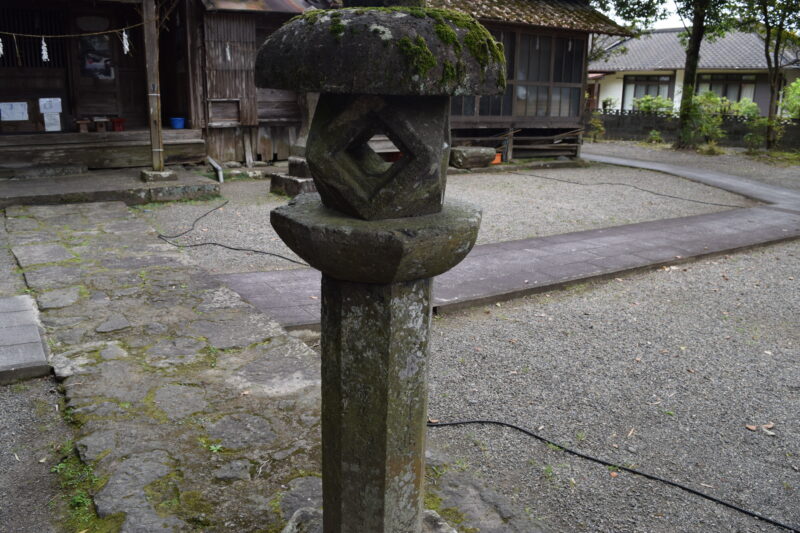老神神社_八角形の石灯籠