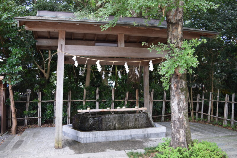 夫婦神の浮島神社】約13万トンを湧水する平成の名水百選スポット