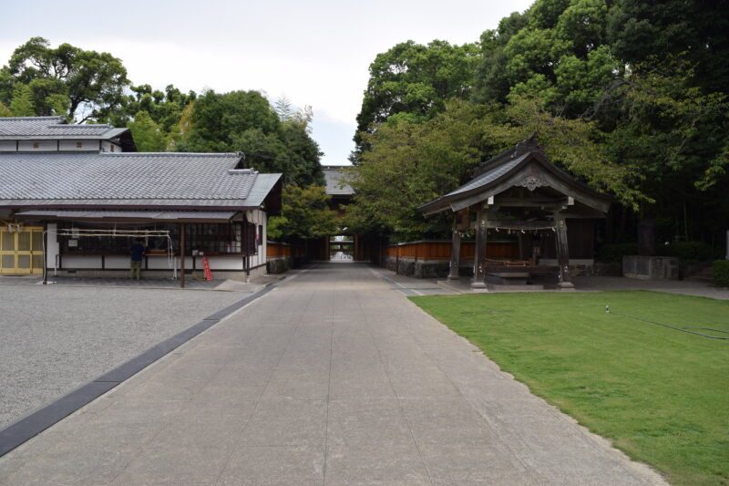 健軍神社_参道1
