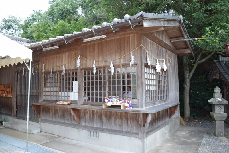 夫婦神の浮島神社】約13万トンを湧水する平成の名水百選スポット