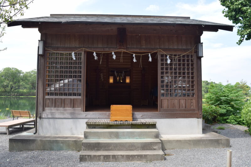 夫婦神の浮島神社】約13万トンを湧水する平成の名水百選スポット