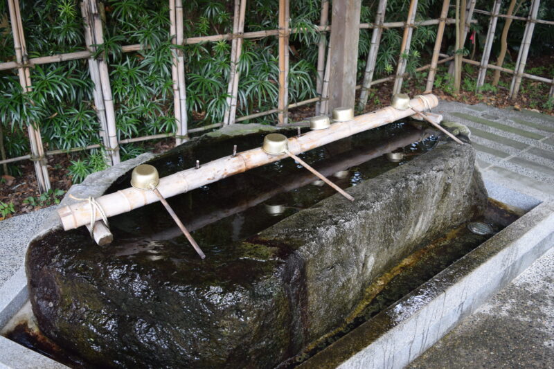 夫婦神の浮島神社】約13万トンを湧水する平成の名水百選スポット