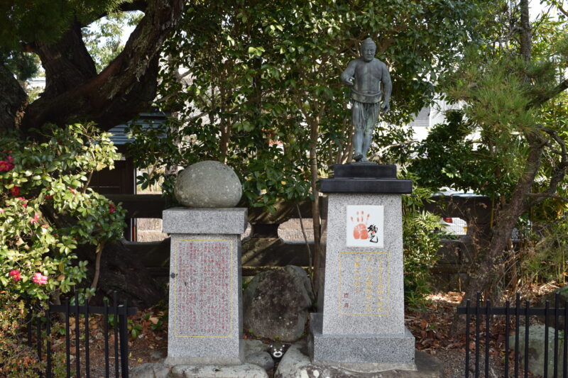 大関栃光正之之像と力石1