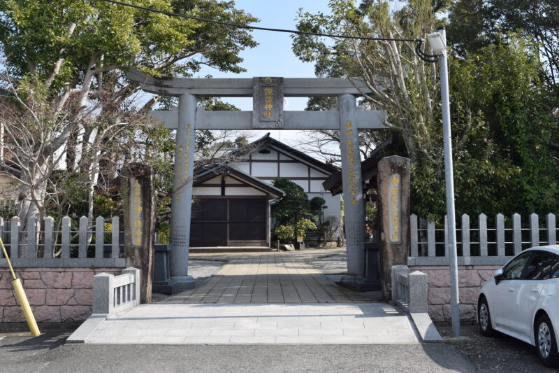 本渡諏訪神社_駐車場から鳥居