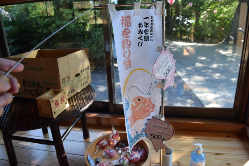 河内阿蘇神社_本堂内服を釣る鯛
