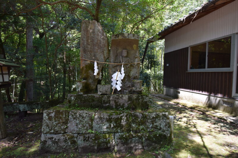 色見熊野座神社_石造の神像と碑
