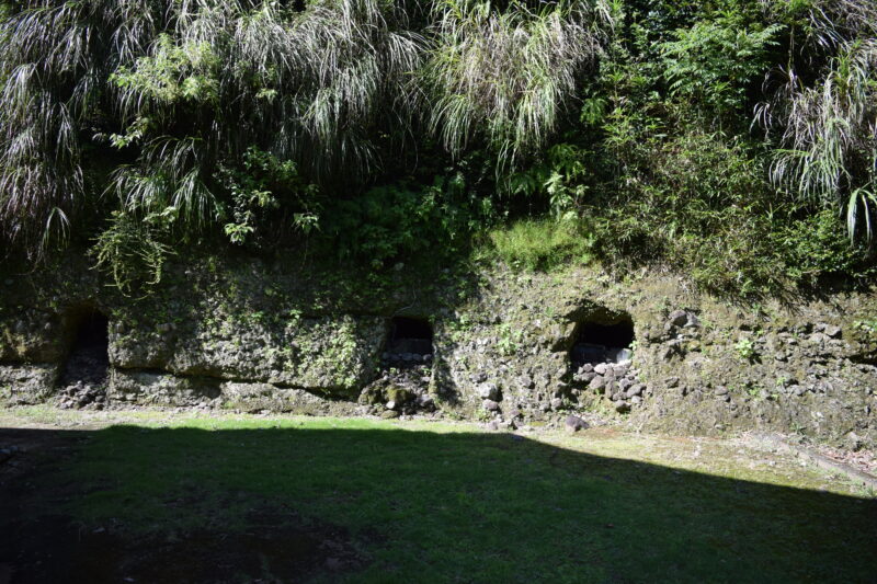 郡浦神社_穴の開いた壁1