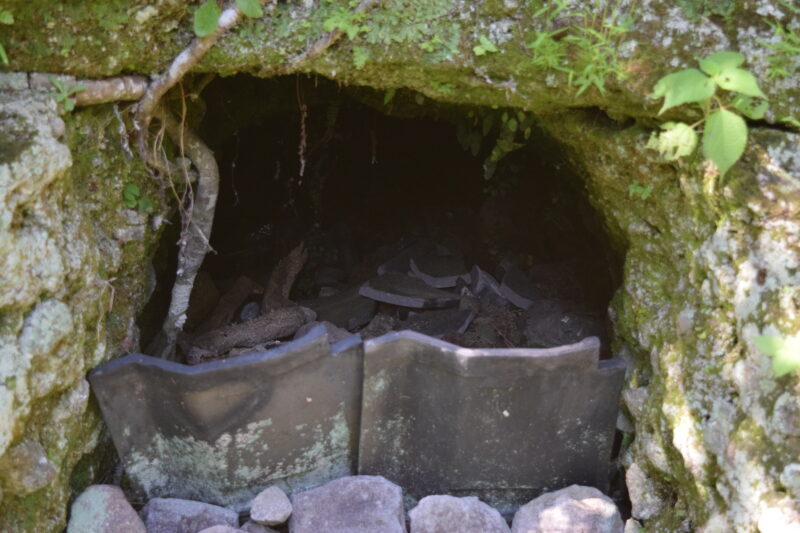 郡浦神社_穴の開いた壁2