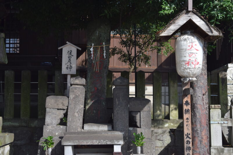 別所琴平神社_駐車場前猿田彦谷