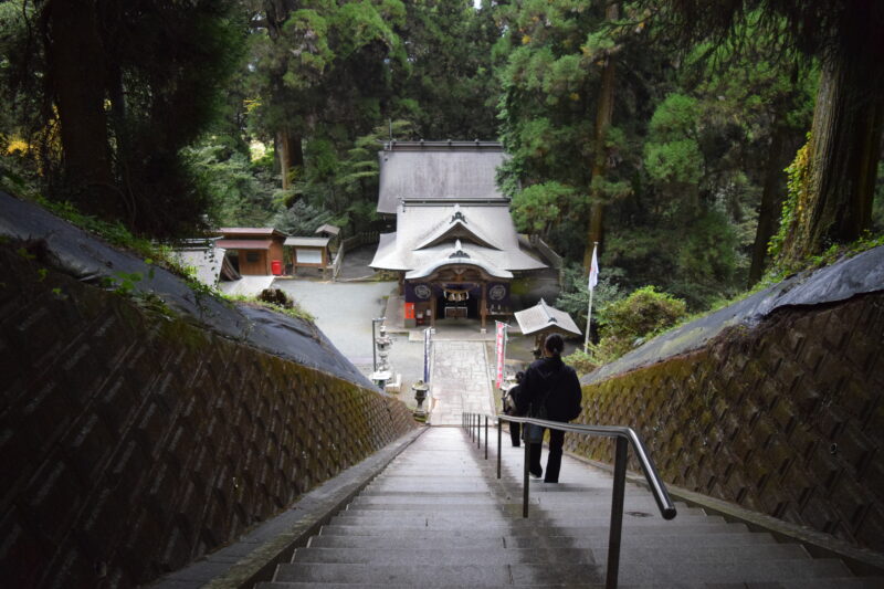 草部吉見神社_下りの参道2