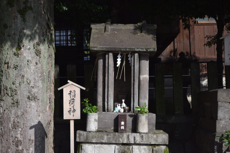 別所琴平神社_駐車場前稲荷神