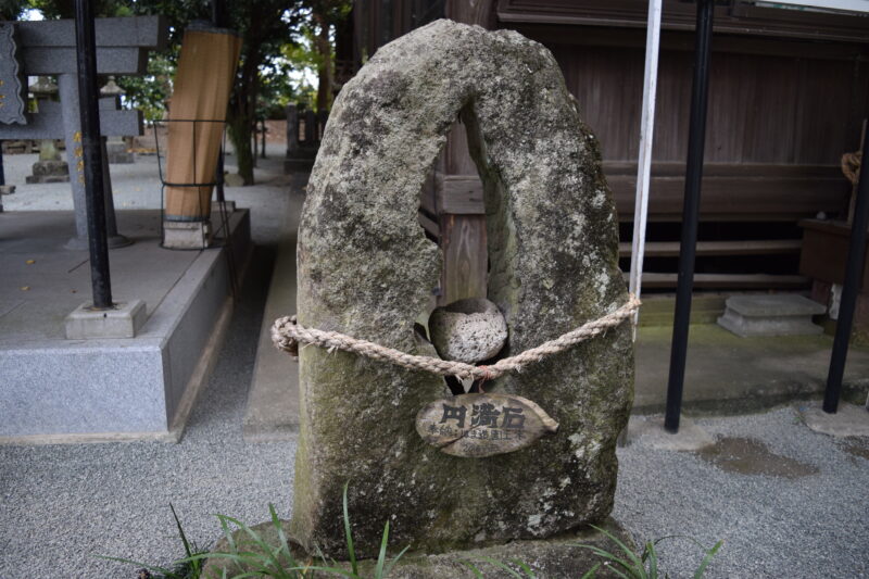 弓削神社_本堂前円満石