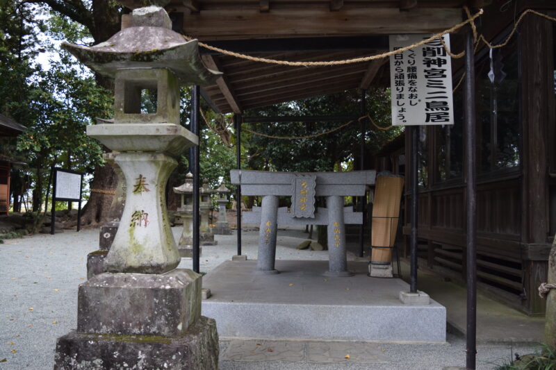 弓削神社_本堂横ミニ鳥居1