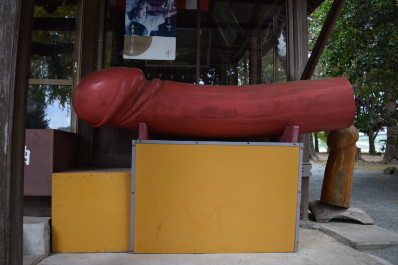 弓削神社_本堂前陰茎