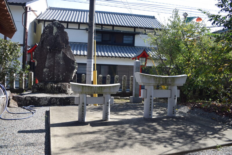 大歳神社_小さい鳥居1