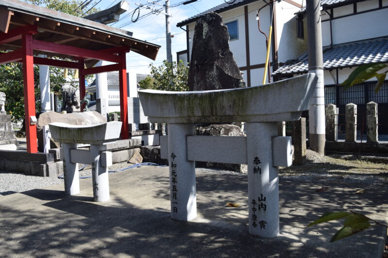 大歳神社_小さい鳥居2