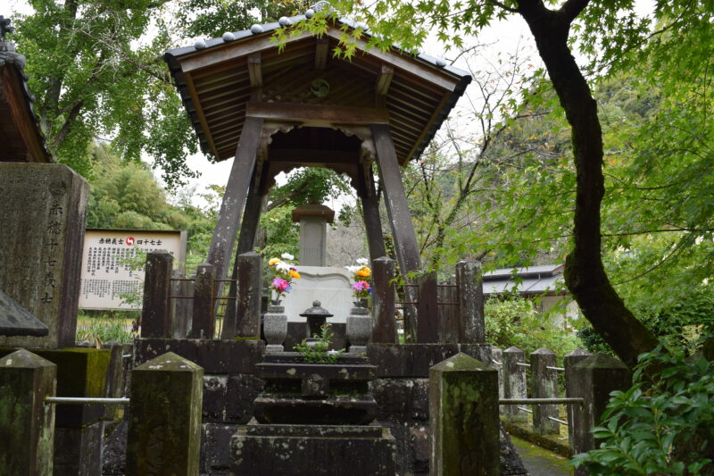 日輪寺_赤穂十七義士遺髪塔1