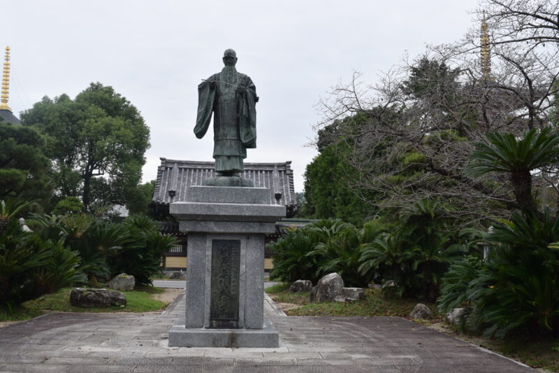 蓮華院誕生寺南大門_河原是信大僧正1