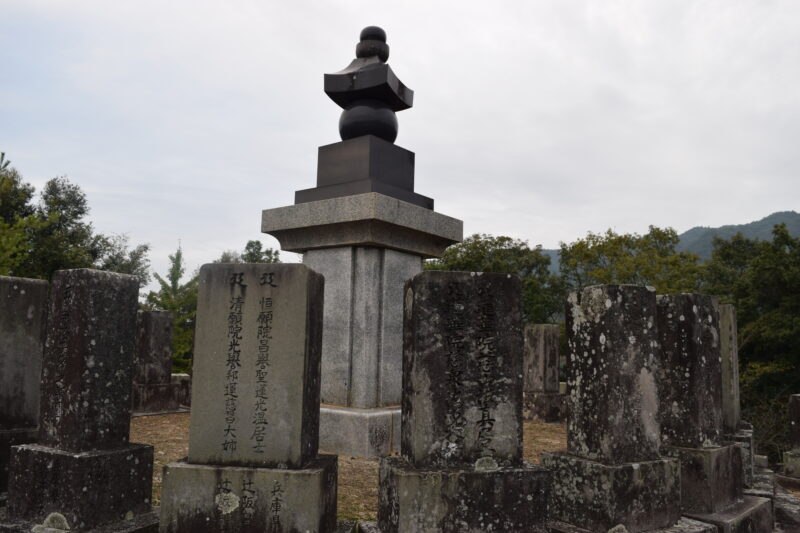 蓮華院誕生寺奥之院_千人塚3