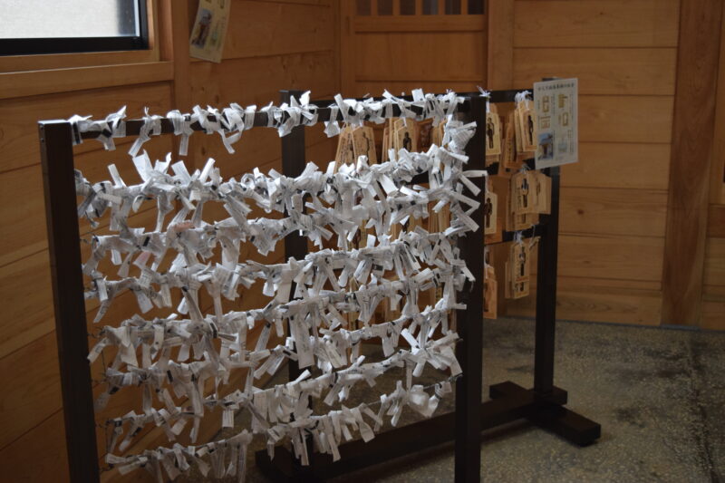 西巌殿寺奥之院_本堂内_おみくじ結び