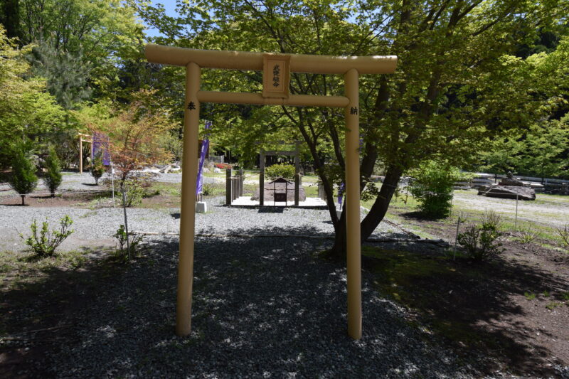 剣立不動荒神堂_要石1