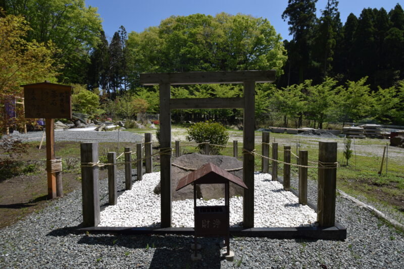 剣立不動荒神堂_要石2