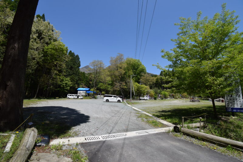 剣立不動荒神堂_駐車場