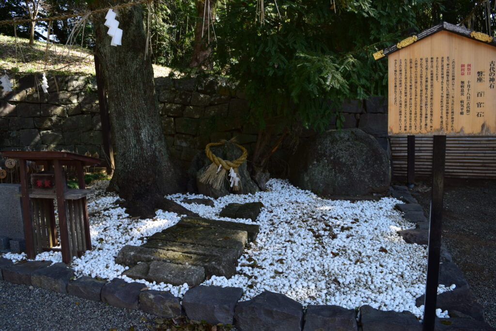 西岡神社-神石